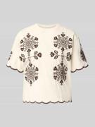 Jake*s Casual T-Shirt mit Wellensaum und Motiv-Stitching in Beige, Grö...
