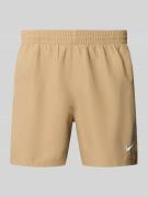 Nike Badeshorts mit Logo-Stitching und Eingrifftaschen in Beige, Größe...