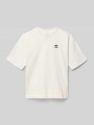 adidas Originals T-Shirt mit Label-Detail in Weiss, Größe 146