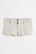 H&M Shorts mit Gürtel Helles Greige in Größe 42. Farbe: Light greige