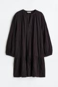 H&M Kleid mit V-Ausschnitt Schwarz, Alltagskleider in Größe XS. Farbe:...