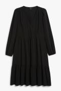 Monki Schwarzes Midikleid mit Wickelfront Dunkles Schwarz, Alltagsklei...