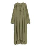 Arket Gerüschtes Maxikleid Khaki, Alltagskleider in Größe 38. Farbe: K...