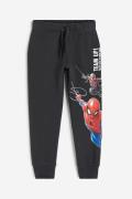 H&M Bedruckte Joggpants Dunkelgrau/Spiderman, Jogginghose in Größe 92....