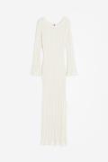 H&M Kleid aus Rippstrick mit Fransenkanten Cremefarben, Alltagskleider...