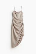 H&M Asymmetrisches Kleid mit Drapierung Helles Taupe, Alltagskleider i...